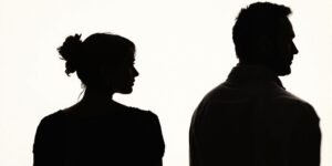 Uma imagem mostrando duas silhuetas de pessoas se afastando.