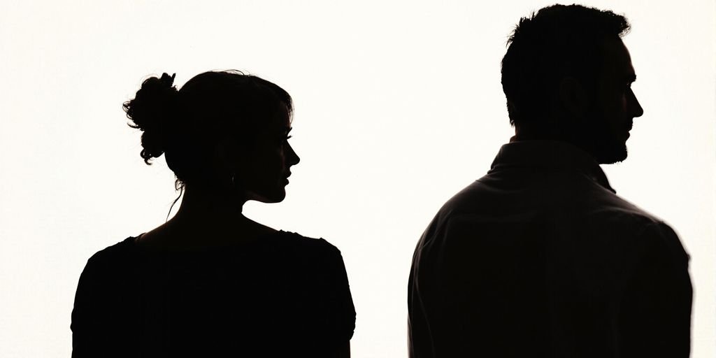 Uma imagem mostrando duas silhuetas de pessoas se afastando.
