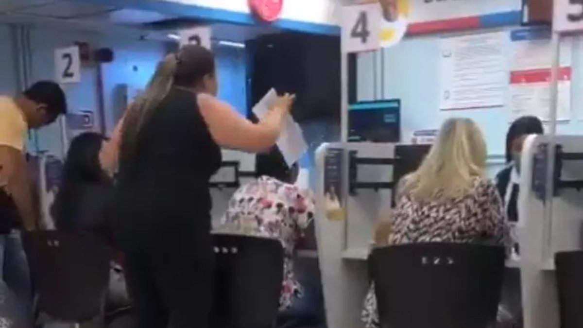 rss-featured-3445-1755029446 Esposa invade empresa em Manaus e acusa funcionária de caso extraconjugal, exibindo conversas impressas